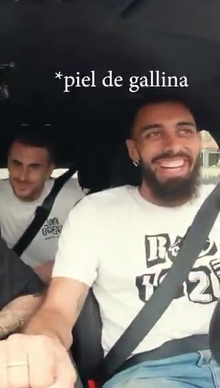 Se viene. Duro.