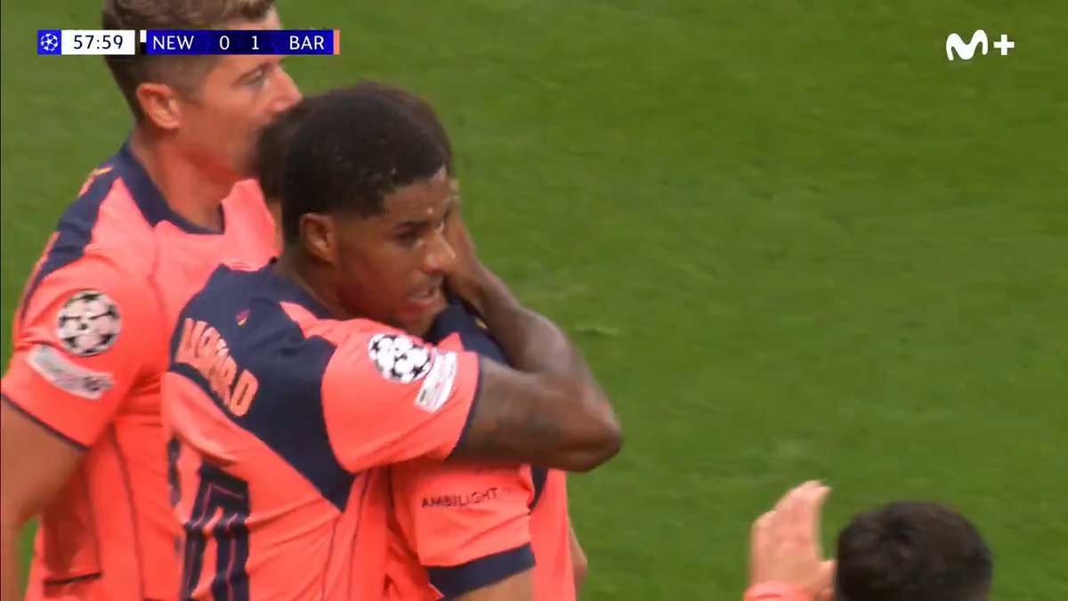 ⚽️ Tenía que ser 𝗵𝗼𝘆. Cabezazo de Rashford para adelantar al Barça. #UCL #LaCasaDelFútbol
