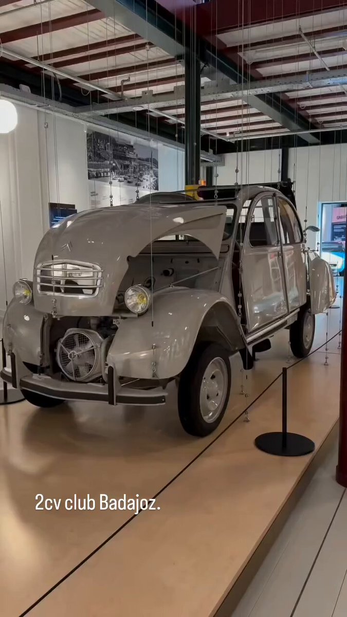 Ever wondered how easy it is to disassemble a 2CV?? Well, as you can see from this amazing exhibit... it's not hard! 🔧🛞 Via @2cv.clubbadajoz