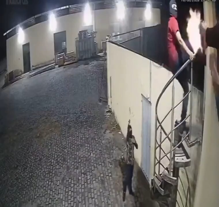 3 armed robbers attempt to break into a warehouse in Brazil. Security guard is not a fan of their plan and decides to turn the warehouse into a two way range with his trusty six shooter 👌🏽 News reports have stated two of the three were killed... #brazil #revolver #FAFO #education #357Magnum #38Special