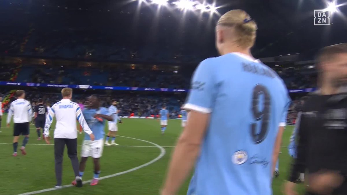 Que momento ❤️ Kevin De Bruyne no final do jogo deu uma volta ao relvado com os jogadores do City. #DAZNChampions