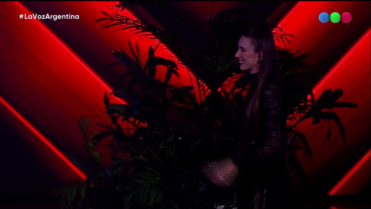 mira lo que canta la mina pero ustedes nacieron para no poder ver chicas hermosas y talentosas triunfar y prefieren a alguien que hizo todo el programa lo mismo, varoncito cómodo siempre 🥱 #LaVozArgentina