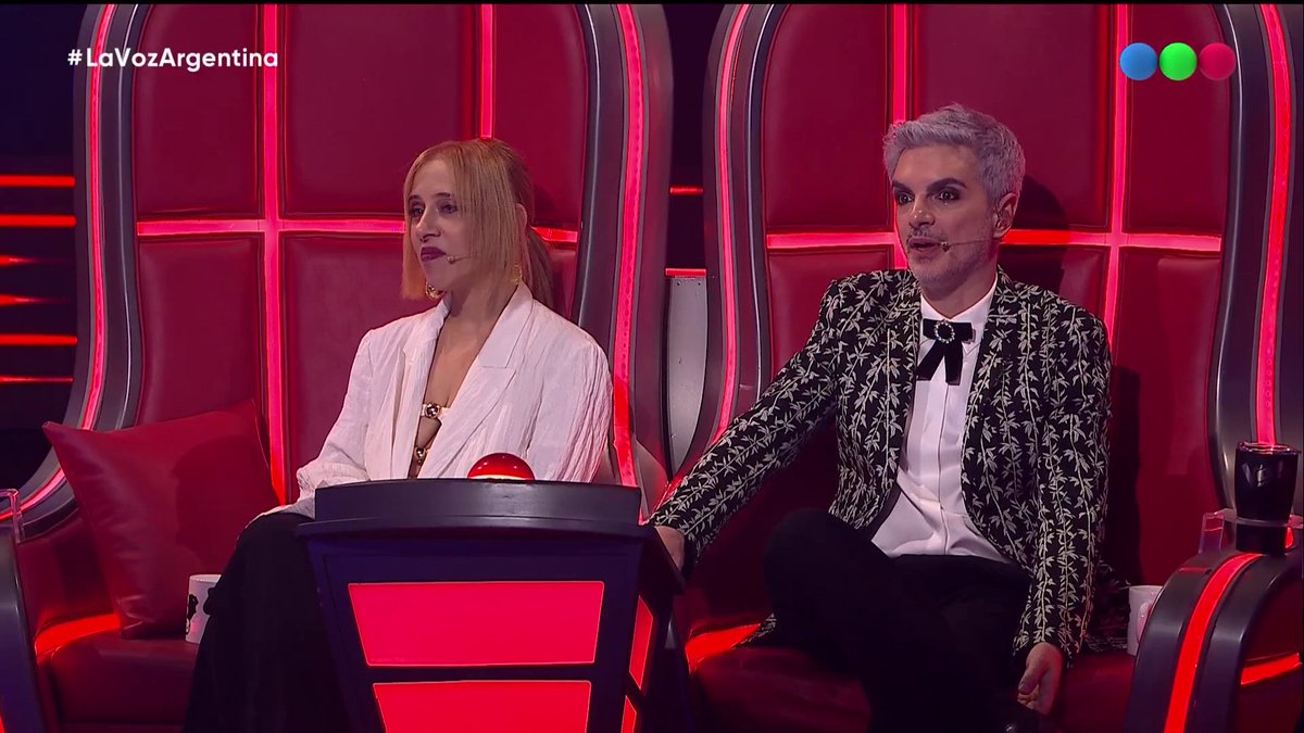 la presentación que acaba de hacer jaime por favor, y después tenemos que soportar a gente ignorante menospreciando su talento por lo que canta, 18 años y ya es todo un artista. #LaVozArgentina