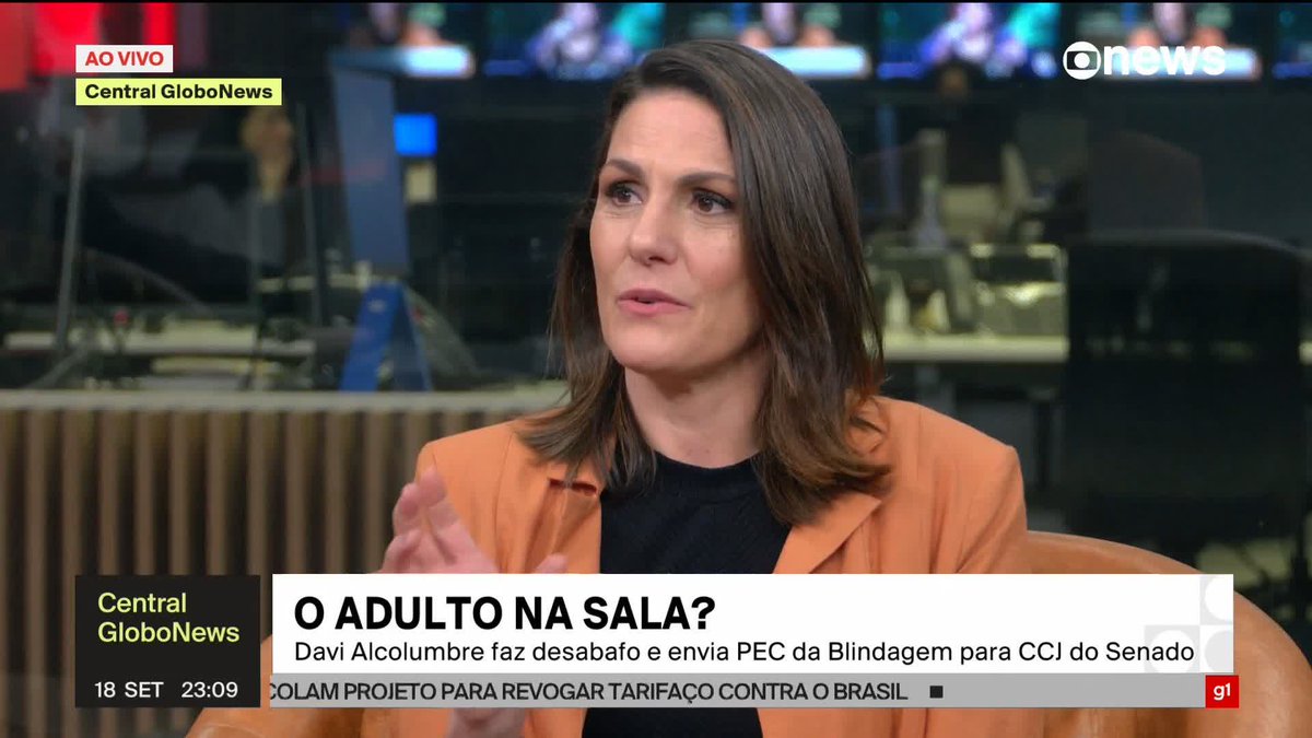 Marina Franceschini conta se o desabafo do presidente do Senado, Davi Alcolumbre, com críticas a Eduardo Bolsonaro surpreendeu: “Muito. Ele é considerado uma pessoa leve e é bem respeitado. (...) É o adulto na sala neste momento, porque o que ele falou sobre o Eduardo Bolsonaro não necessariamente vai se refletir na Câmara. Hugo Motta estão numa posição política muito diferente da de Alcolumbre, que mostrou mais força diante de tudo que aconteceu, do motim que também aconteceu no Senado por causa da anistia”. “O povo não consegue sentar na cadeira do Davi Alcolumbre”, Natuza Nery, e Joel Pinheiro 🇧🇷 acrescenta: “E mostrou controle real do Senado”. ➡ Assista à #CentralGloboNews: #GloboNews