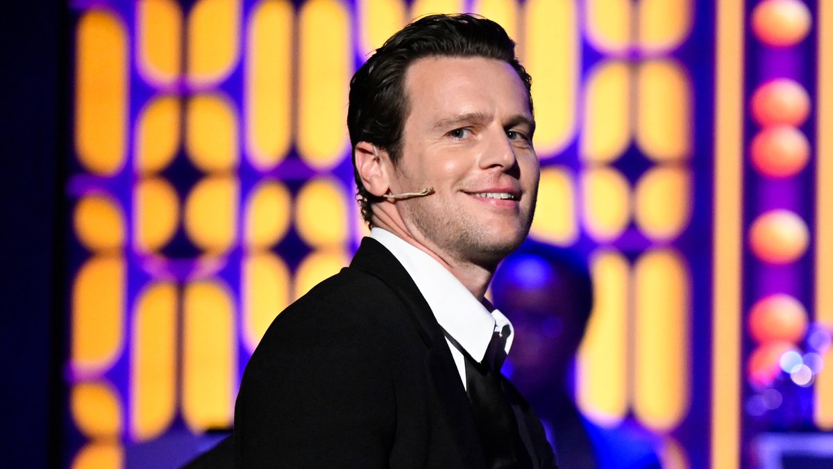 Jonathan Groff &amp; Just in Time Broadway perform “Mack the Knife”! Watch the full performance ⬇️ #FallonTonight