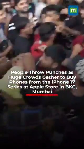 #WATCH | 🥊 Chaos at Apple BKC as people in queue get into fistfights ahead of the iPhone 17 Series sale! Huge crowds thronged the Mumbai store, with some even throwing punches amid the frenzy. #iPhone17 #AppleBKC #Mumbai