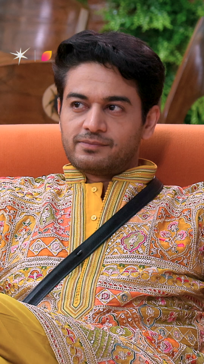 Baseer is cutting onions and suddenly things are spicy between him and Gaurav. 🥵 Dekhiye #BiggBoss19, Mon-Sun raat 9 baje JioHotstar aur 10:30 baje ColorsTV par. #Vaseline #AppyFizz Danube Properties Citroën India {BB, Bigg Boss, BB19, Bigg Boss 19} Gaurav Khanna Awez Darbar Abhishek bajaj Nehal Chudasama Baseer Ali Tanya Mittal Ashnoor Kaur Syed Zeeshan Quadri Kunickaa Sadanand #PranitMore The MriDul #NeelamGiri Farrhana Bhatt Amaal Mallik Shehbaz Badesha