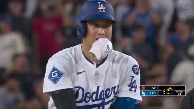 【 #ドジャース 】#大谷翔平 ツーベース2本の活躍🙌 6回の二塁打で先制点につなげ、さらに追加点のホームを踏みました!! 8回にも二塁打を放ち、これで6試合連続ヒットです🔥 👉チームは2対1でカード初戦に勝利しました #日本人選手情報