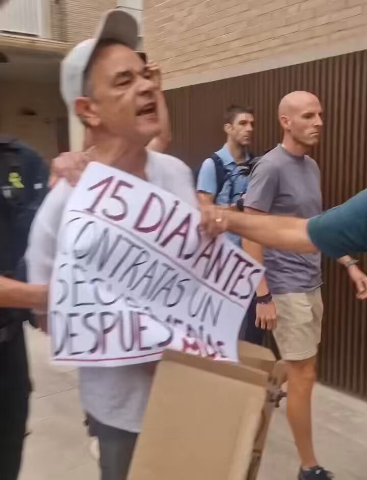 🔴Familiares de víctimas de la DANA increpan en el juzgado a Miguel Polo, presidente de la CHJ. ➡️La CHJ, dependiente del Gobierno, gestiona los ríos y barrancos, y el día de la riada NO avisó de la crecida en el Poyo. Polo lleva 11 meses escondido sin dar respuestas👇🏻