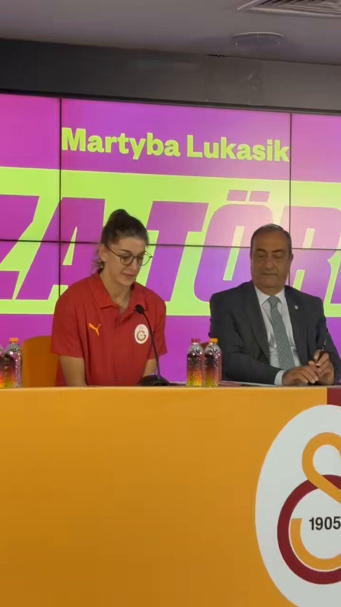 O kadar çok transfer hareketliliği oldu ki Lukasik’in de Sultanlar Ligi’ne geldiğini unutmuşum. Hoş geldin Lukasik. ✨