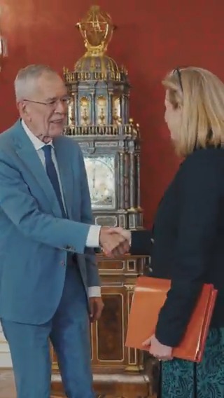 Zur Vorbereitung der Reise zur UNO-Generalversammlung in New York habe ich Außenministerin Beate Meinl-Reisinger zum Gespräch getroffen. Wir werden die kommende Woche nutzen, um uns mit unseren internationalen Partnern über aktuelle geopolitische Fragen auszutauschen. (1/2)