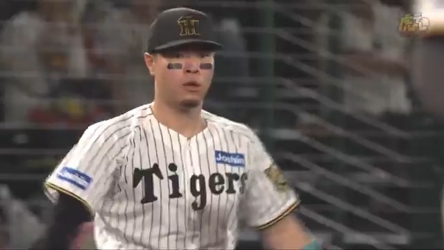 3回表、スタメン復帰の佐藤輝選手が守備で魅せる!3塁線の強烈な打球をダイビングキャッチ! #hanshin #虎テレ #阪神タイガース #鼓動を鳴らせ_虎道を進め