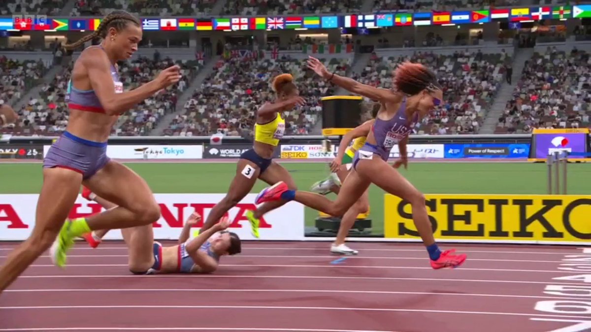 "She fell so hard and hit her head, but she insists she's carrying on!" 👊 Great Britain's Abigail Pawlett fell heavily in her 100m hurdles heat, but has refused to give up her heptathlon campaign at the #'WorldAthleticsChamps. 🙌