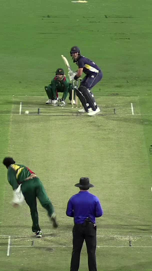 Nikhil Chaudhary's towel is causing chaos out in the middle! #OneDayCup