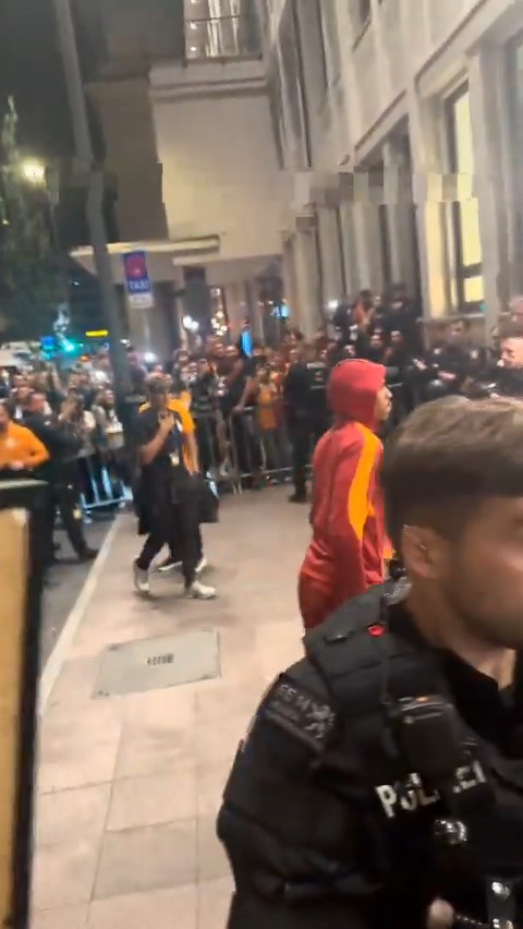 Frankfurt maçı sonrası Almanya'da bulunan taraftarlar, tepki gösterdi.
