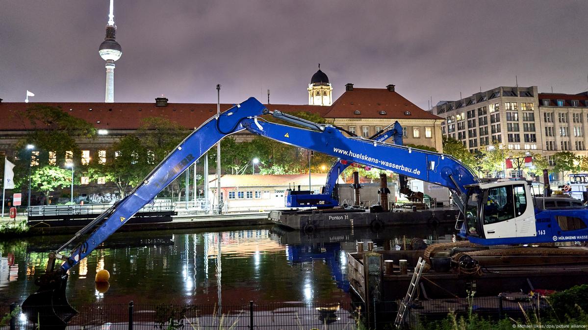 Evacuación masiva en Berlín La policía de la capital alemana evacuó el jueves a miles de personas del centro de la ciudad tras el hallazgo de una bomba de la Segunda Guerra Mundial en el río Spree. El artefacto fue descubierto durante trabajos en la zona y se comprobó que no representaba peligro. Una vez retirado, residentes y turistas pudieron regresar a sus alojamientos hacia las 7 de la mañana del viernes. /e