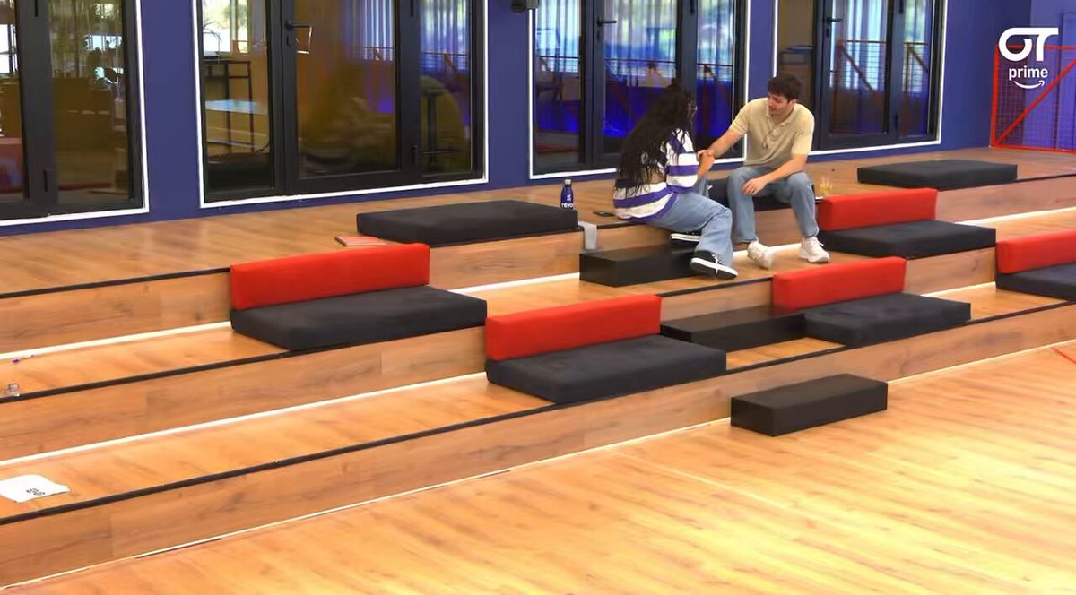 Max hablando con téyou de su preocupación del tema redes y ella le tranquiliza diciendo que lo enfoque de otra manera, que ella pensaba hacerlo como hacía el año pasado martin y enfocarlo a su familia #OTDirecto19S