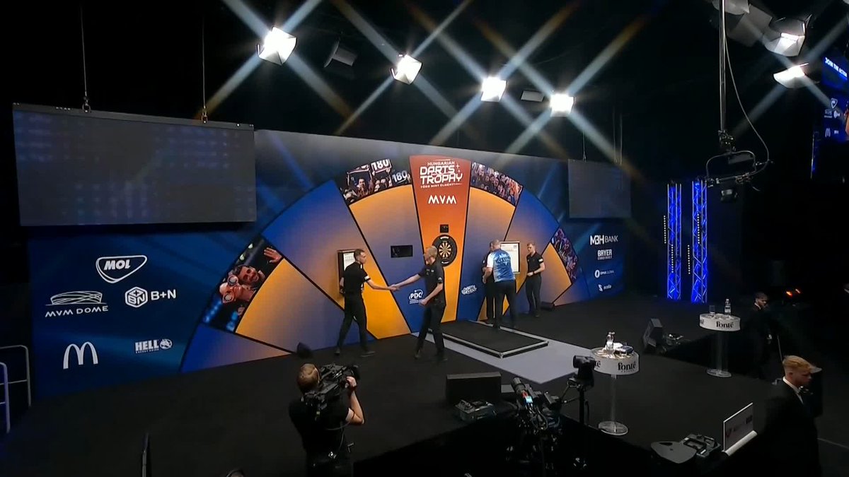 ICE COLD STUNS NIJMAN! Darren Beveridge breaks new ground in Budapest, capitalising on a below-par performance from Wessel Nijman to beat the Dutchman 6-2 - winning his first game on the European Tour! 📺 #ET12