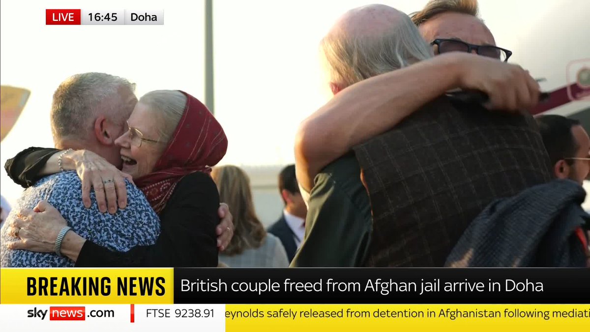🚨🚨رسميًا.. المسنّين البريطانيين باربي رينولدز (76 عامًا) وزوجها بيتر (80 عامًا) يلتقيان بعائلتهما لأول مرة منذ أشهر في العاصمة القطرية الدوحة بعد إطلاق سراحهما من أحد السجون الأفغانية بوساطة قطرية.. تمهيدًا لعودتها إلى أرض الوطن 🇬🇧