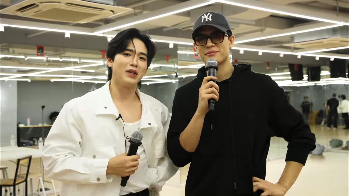 🎙️: and today gawin is working, at chanel 🐻: YES HE SAID “ONE GLASS” 🐻: don’t know when will he comeback 🎙️: heuy noo (he) went party? 🤣 🐻: don’t know if there’s after party or not 😆 #JossGawin #จอสกวิน #GMMTVLiveHouse
