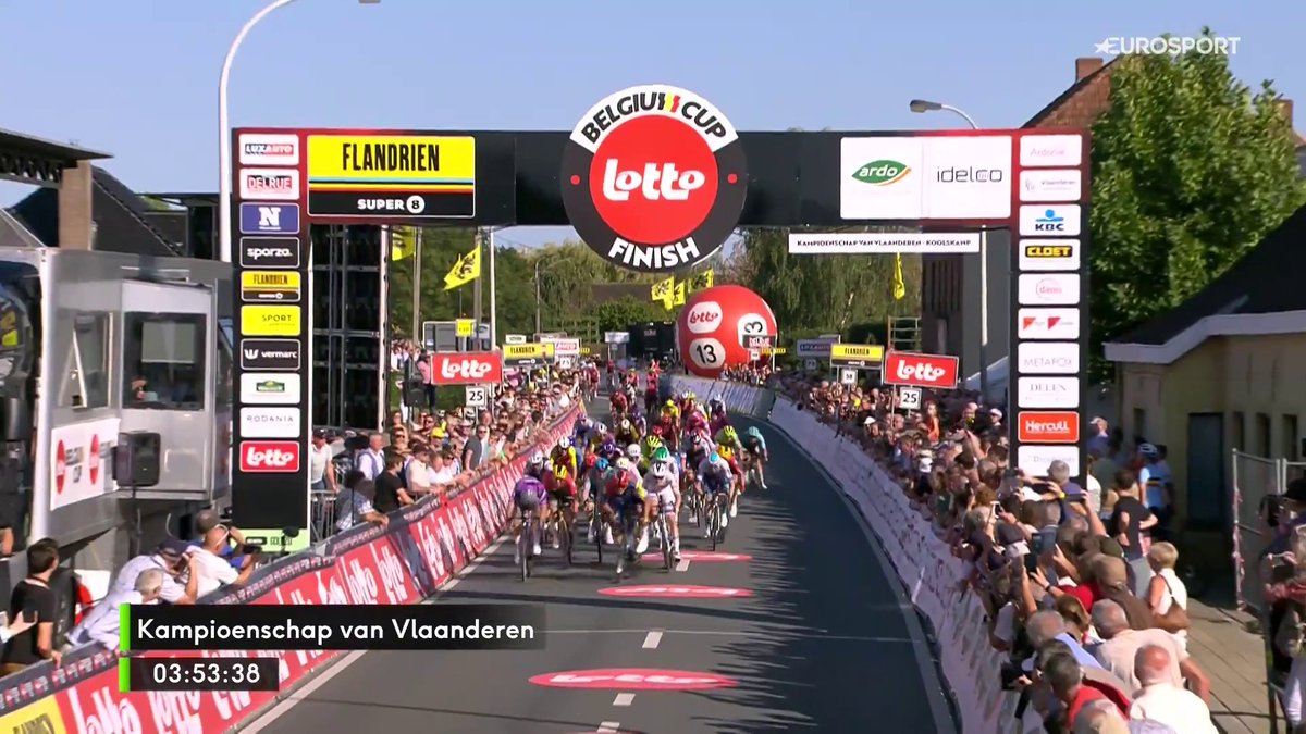 Second victory for Lidl-Trek in just a few minutes: Jonathan Milan WINS Kampioenschap van Vlaanderen in a royal bunch sprint against Groenewegen and Tim Merlier! 👏🇮🇹 Olav Kooij was caught somewhere behind. #KoolskampKoers