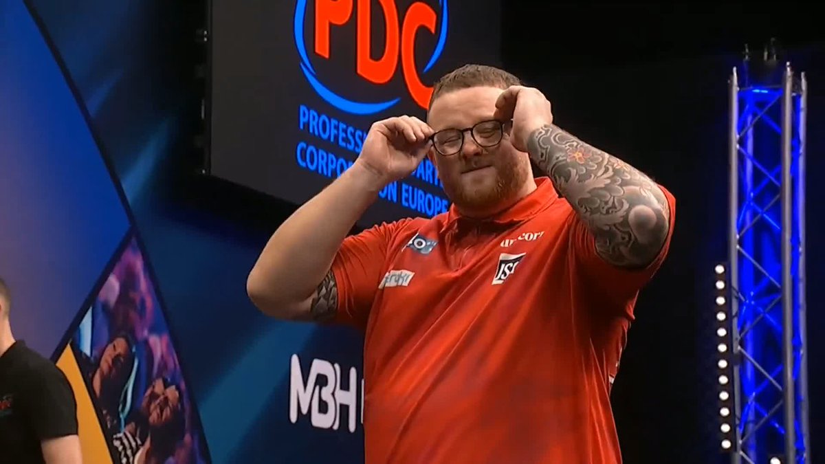 BISSELL UPSETS DIRK! More drama in Hungary! In a last leg decider, Dirk van Duijvenbode misses TWO big numbers with 60 left - leaving Tom Bissell to clean up and win his first game on the European Tour! 📺 #ET12