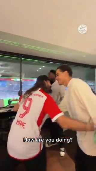 🏟 Besonderer Besuch in der Allianz Arena: Bayern-Fan Tom Kaulitz von Tokio Hotel trifft Jamal Musiala und Alphonso Davies 🟥⬜ Tom's Torvorhersage für Harry war auf jeden Fall on Point! Zum ganzen Clip: 🎬