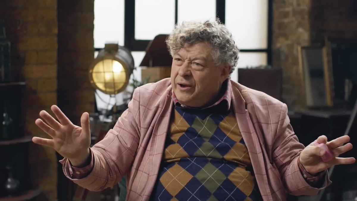 Alchemy yazarı Rory Sutherland, tüm arabaların elektrikli olduğu bir dünyayı hayal ederek, içten yanmalı motorlu araç öneren bir mühendisle elektrikli ve içten yanmalı araçları kıyaslıyor. Elektrikli araçlardan içten yanmalı araçlara geçer miydiniz?