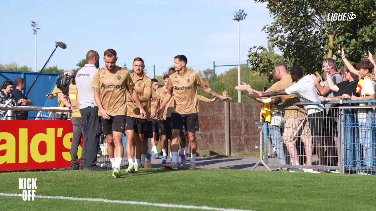 Quelle ambiance INCROYABLE au centre d'entraînement du Racing Club de Lens 🤯 Le derby du Nord est à suivre demain soir exclusivement sur L1+ 🍿