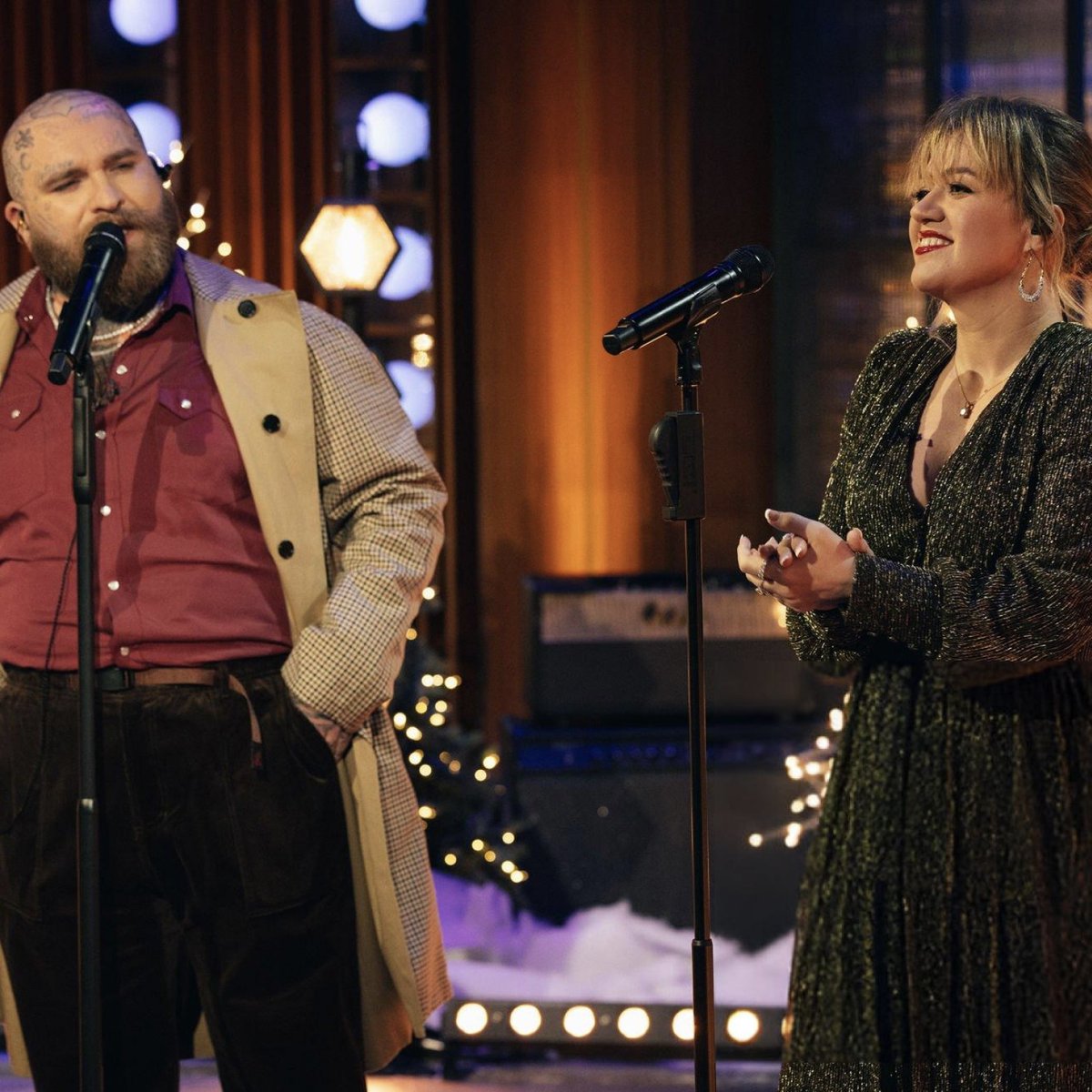 Kelly Clarkson and Teddy Swims dueting ‘Lose Control’ will FOREVER live rent free in my head, I love how Kelly never tries to outsing her duet partners 😭