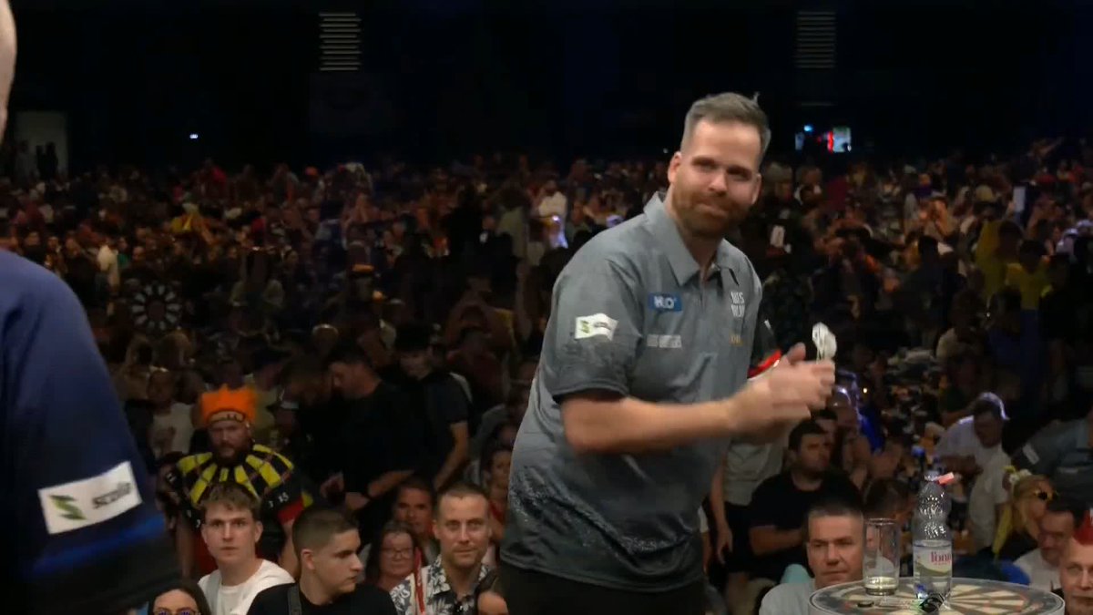 BIG WIN FOR BARNEY! Raymond van Barneveld is the next player to confirm their spot in Round Two, following a 6-2 victory Nandor Major. A big win for the Dutchman, who continues to hunt for a spot in both Leicester and Dortmund next month! 📺 #ET12
