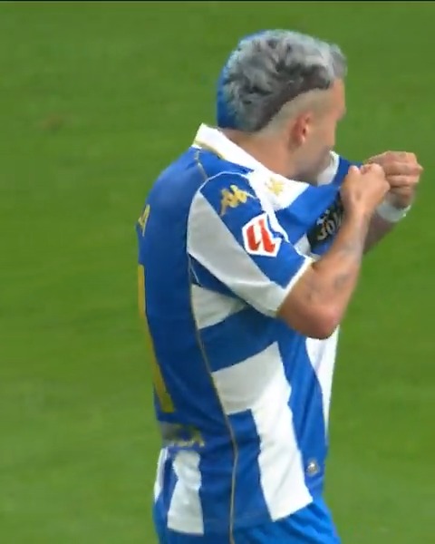 ✨ Qué 'mara𝐌𝐄𝐋𝐋𝐀' de jugador. 💙🤍 ¡El '11' del RC Deportivo fue el más listo de la clase y puso el segundo para los locales en el #DéporHuesca! #LALIGAHYPERMOTION | #LALIGAHighlights