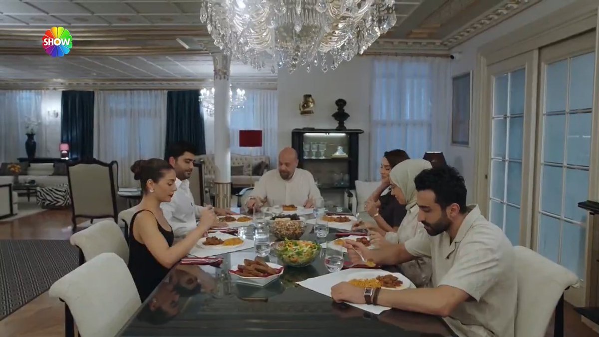 Ünal Ailesi’nin “mutlu” akşam yemeği! 🫠 #KızılcıkŞerbeti yeni bölümüyle Show TV’de.