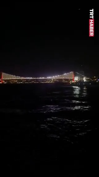 İstanbul Boğazı'nda bir yolcu teknesi ile yük gemisi çarpıştı. 12 kişinin yaralandığı olayla ilgili soruşturma başlatıldı.