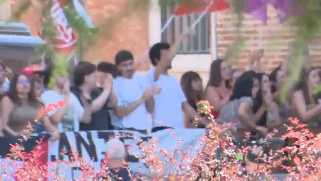 Unos 200 manifestantes acordonados a bastante distancia le gritaron a Ayuso en Alcalá: 'Israel asesina, Ayuso patrocina', 'Ayuso escucha, la uni está en la lucha', 'Universidad Pública'... Telemadrid dijo que hubo muchos más manifestantes apoyándola que criticándola.