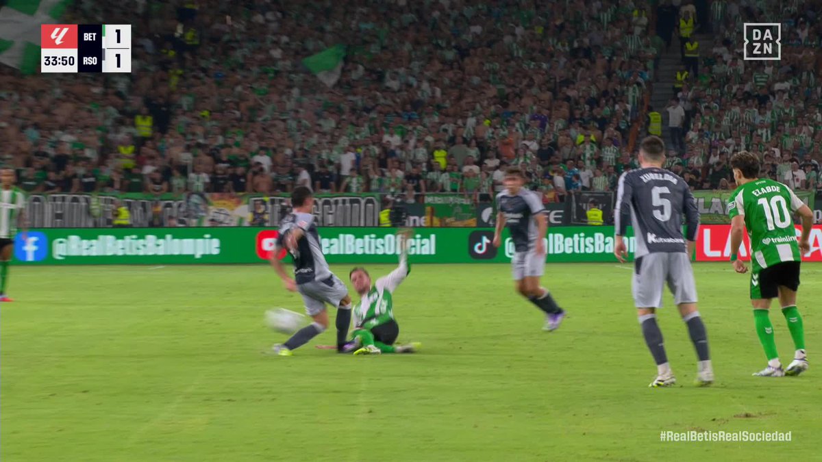 El lance entre Gorrotxategi y Lo Celso 🧐 Los tacos quedaron marcados en la pierna del jugador del Betis #LALIGAenDAZN ⚽