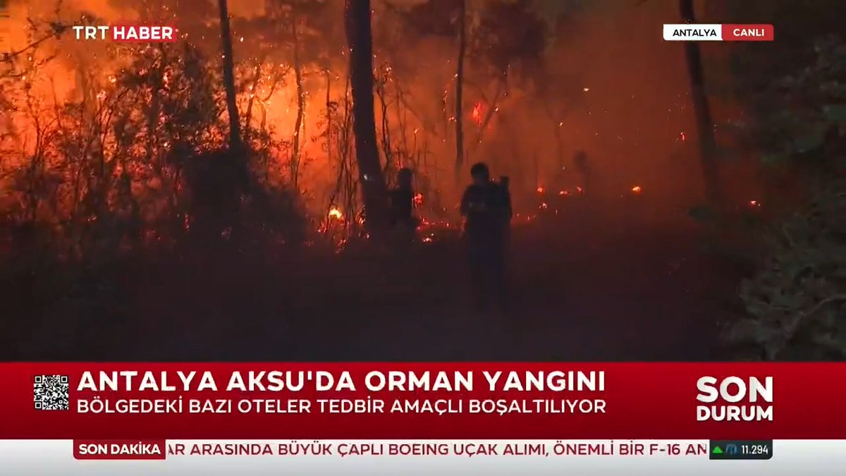 Antalya'nın Aksu ilçesinde orman yangını çıktı. Alevlere müdahale sürerken çevredeki bazı oteller tedbir amaçlı tahliye edildi.