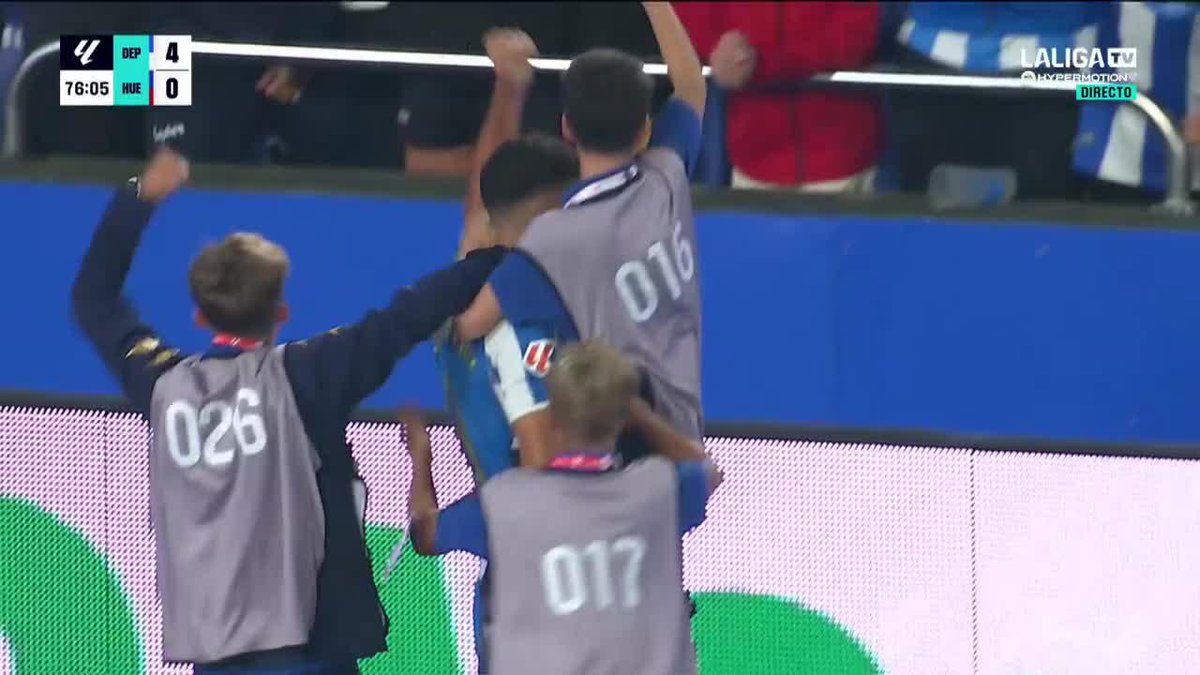 SUEÑAN CON VOLVER A PRIMERA Y ESA ILUSIÓN NO SE LA VA A ROBAR NADIE 💙🤍 Es pronto, pero Riazor se va a dormir con su Depor liderando LALIGA HYPERMOTION 👑
