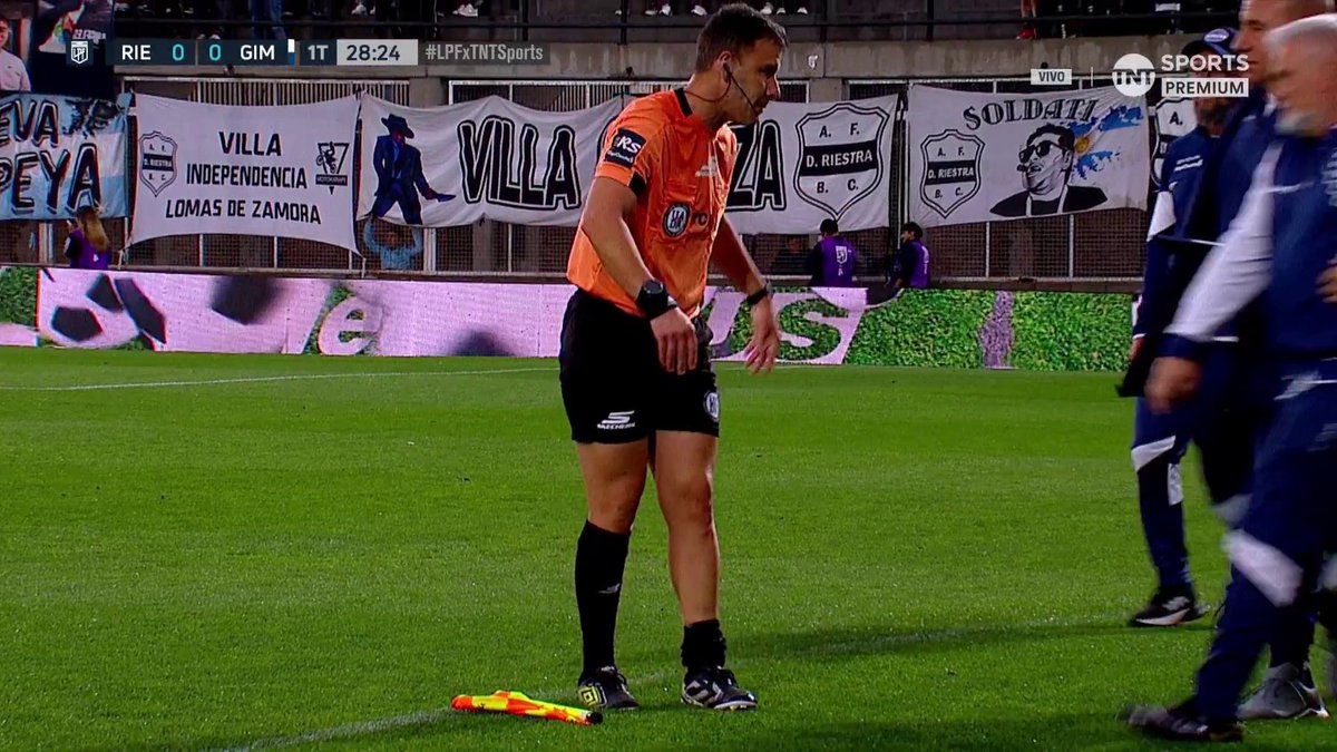 😅🇦🇷 En Deportivo Riestra - Gimnasia LE TIRÓ AL JUEZ DE LÍNEA y tuvo que ser reemplazado por el cuarto árbitro.