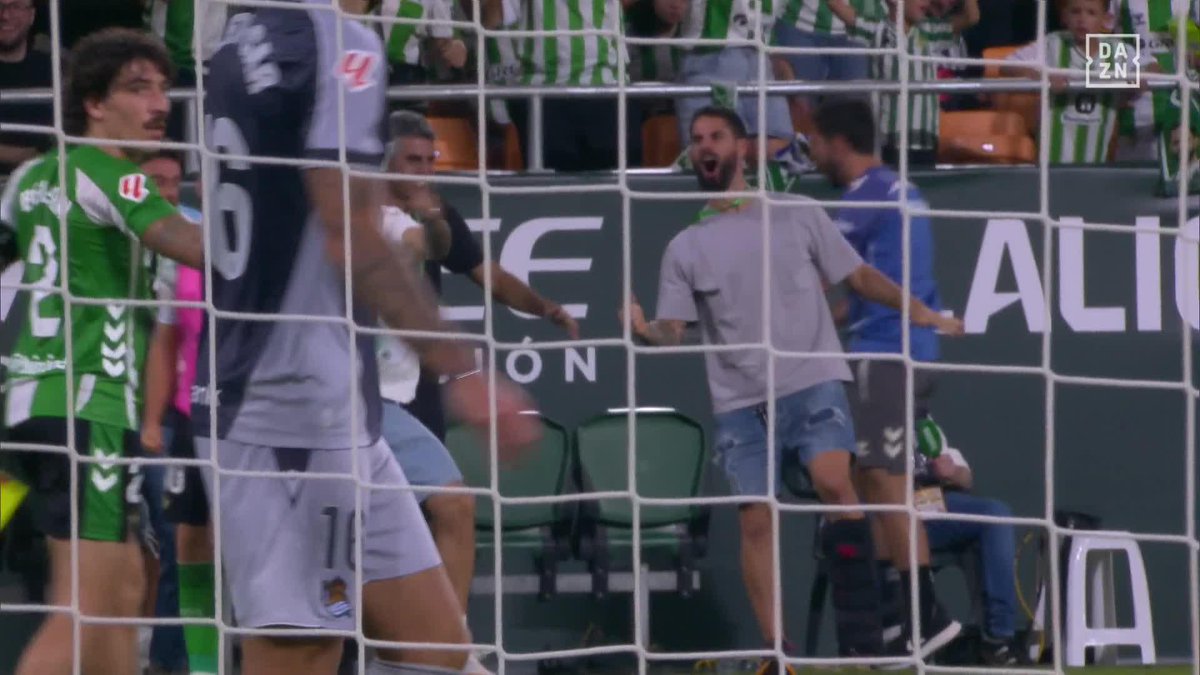 Lesionado, con muletas, pero con la MISMA PASIÓN por su Real Betis Balompié 🌴💚 💚 La imagen de ISCO ALARCON celebrando los goles como un aficionado más 🥹 #LALIGAenDAZN ⚽️