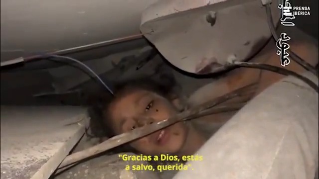 Este es el momento en el que rescatan a una niña que llevaba más de 40 horas bajo los escombros de un edificio en Gaza. ¿Cuántos niños mas estarán bajos los escombros por las bombas de Israel?