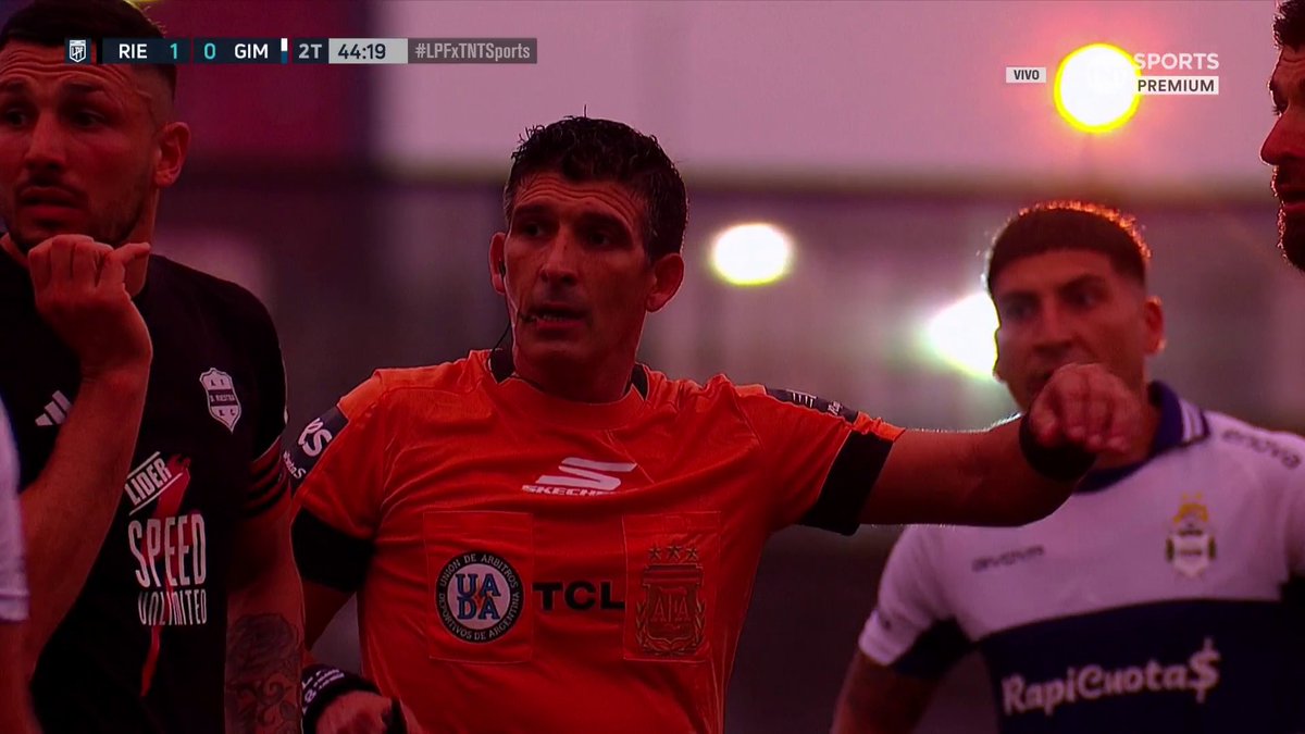 Se cortó la luz en Riestra vs. Gimnasia.