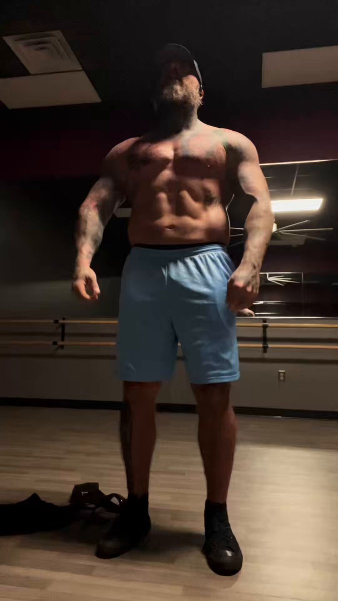 Friday night pump check. Couldn’t get the proper lighting because some DORK was stretching dead center in the middle of the posing room. Next time a teabag is not completely off the table. Anywho….. Time to head home, eat and crash out. And yes…I’m old enough to remember when that meant “go to sleep”. 😂😂😂😂