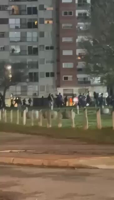 Sigamos fomentando la pavadita. Una nueva emboscada de la gente de Danubio. Ya son varias en una misma tarde. Algunas en Varela, otras en la puerta mismo del Franzini. Autos rotos. Gente que pudo ser herida. No se puede venir a la cancha mientras vengan delincuentes. Porque no son hinchas, son delincuentes. Si no salta la hinchada de Defensor, termina en catástrofe. La policía siempre lejos. Demencial.