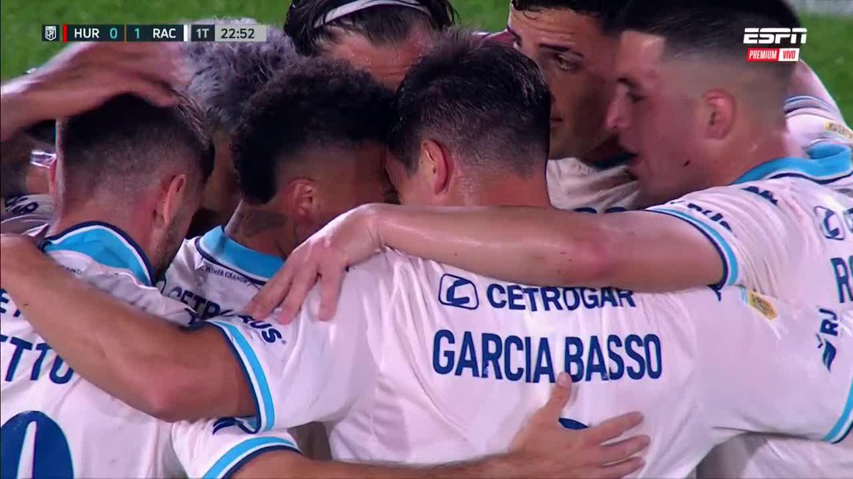 🇨🇴 GOLAZO de Duván Vergara. El colombiano marcó el 1-0 de #Racing en su visita a #Huracán, al 23’
