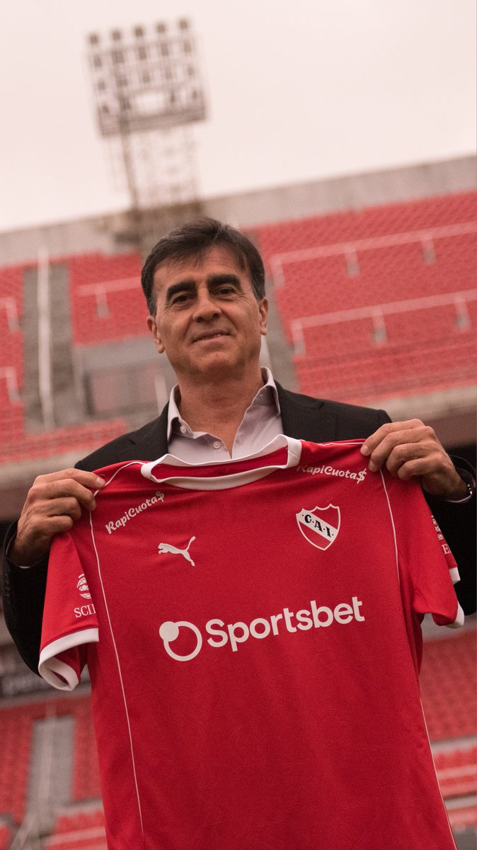 "Vamos a hacer todo lo posible para poner a este equipo entre los primeros lugares". Las primeras palabras de Gustavo Quinteros como DT de #Independiente. #TodoRojo 🔴