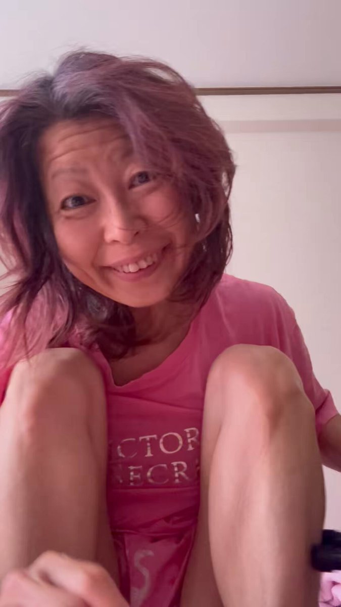Good morning. I just woke up.🫩🫠 I woke up at 5 a.m. but was too tired and fell back asleep. In my dream, it was already 1 p.m., and I panicked thinking I had to get up quickly! 😳😅 This morning, my core from yesterday's workout and my back from the personal gym session are killing me. I'm going to stretch it out now, get ready, and head to the gym. 😊 Hope you all have a peaceful and comfortable time🍀🫶🤗👋