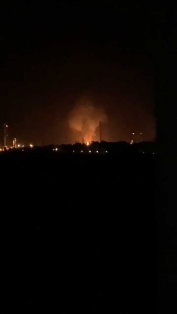 🔥 More drone sanctions being applied at the Saratov refinery in the russian swamps, for the second time this week. But I'm sure they'll say it was falling drone debris, and all drones were successfully intercepted. Intercepted by refinery buildings, maybe 🔥🛢️