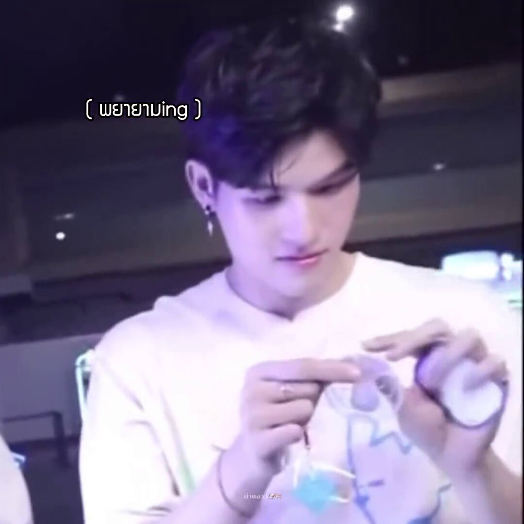 จั๊นชอบอะไรแบบนี้มาก คุยกันแบบเหมือนลืมว่ามีกล้อง ธรรมชาติน่ารักอะ 🐶: ทำให้หน่อยยยย 🐈‍⬛: อันนี้แกะพลาสติกยัง? 🐶: ยัง 🐈‍⬛: เอ้า 🐶: แกะไม่ได้5555555555