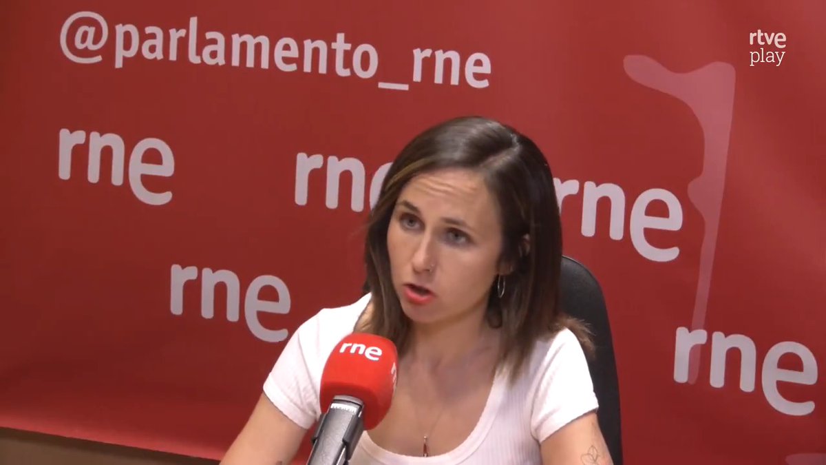 El Gobierno es el principal comercial de los fondos buitre en nuestro país. Para frenar la catástrofe de la vivienda es imprescindible bajar los alquileres un 40% por ley, prohibir que los especuladores compren pisos y expropiar las casas de los buitres. 🎥 Ione Belarra